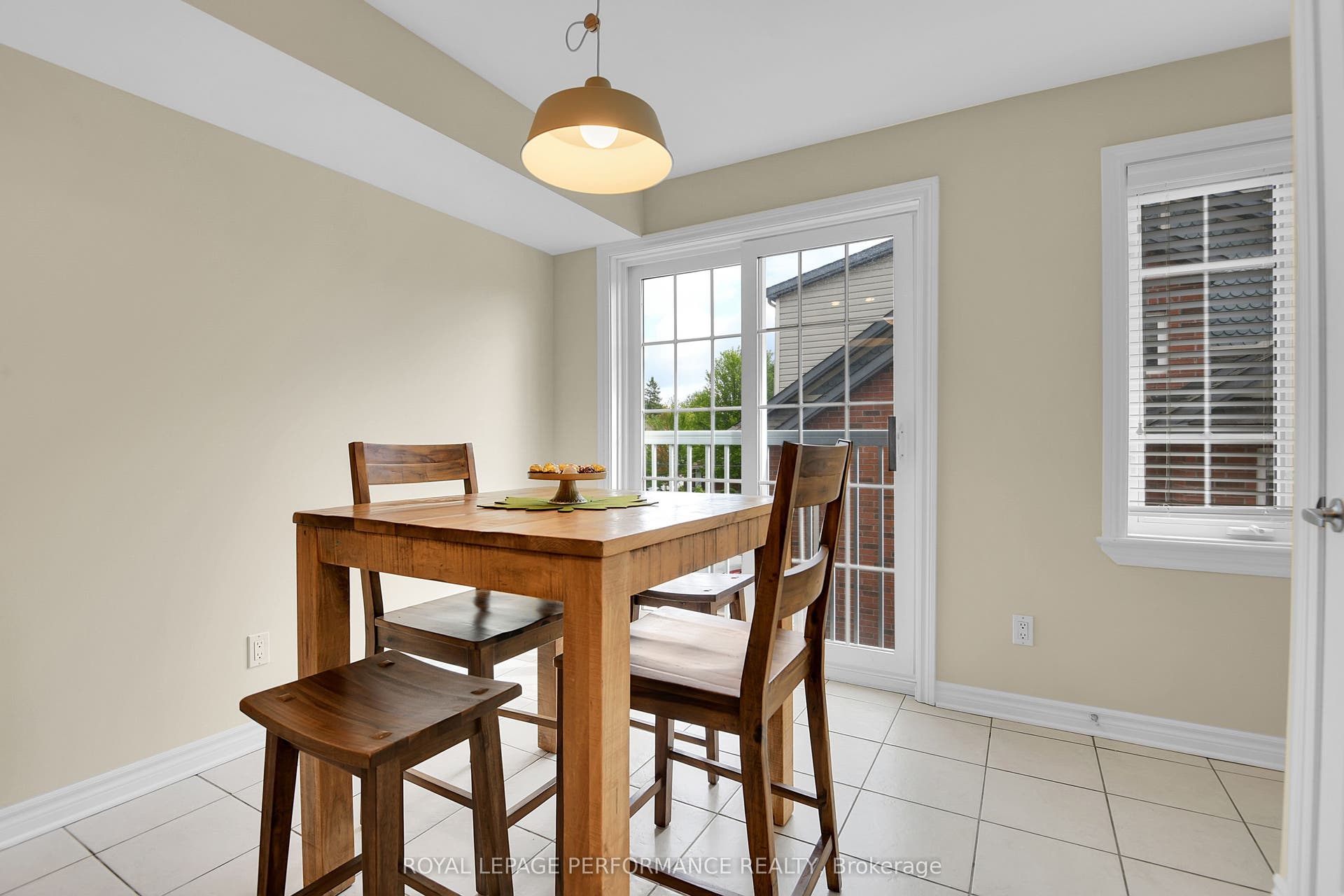 64 Mayflower Private, Woodroffe, Ottawa ON K2B 0A2 64 Mayflower Private, Woodroffe, Ottawa ON K2B 0A2