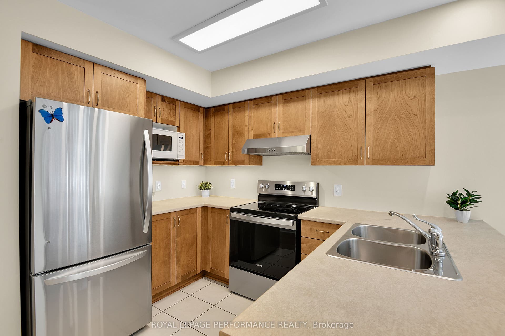 64 Mayflower Private, Woodroffe, Ottawa ON K2B 0A2 64 Mayflower Private, Woodroffe, Ottawa ON K2B 0A2