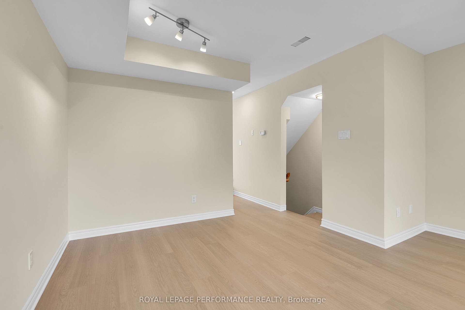 64 Mayflower Private, Woodroffe, Ottawa ON K2B 0A2 64 Mayflower Private, Woodroffe, Ottawa ON K2B 0A2