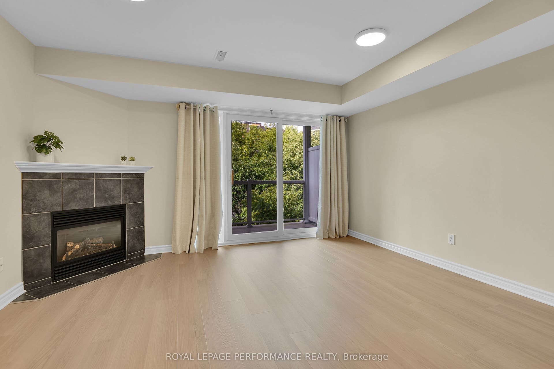 64 Mayflower Private, Woodroffe, Ottawa ON K2B 0A2 64 Mayflower Private, Woodroffe, Ottawa ON K2B 0A2