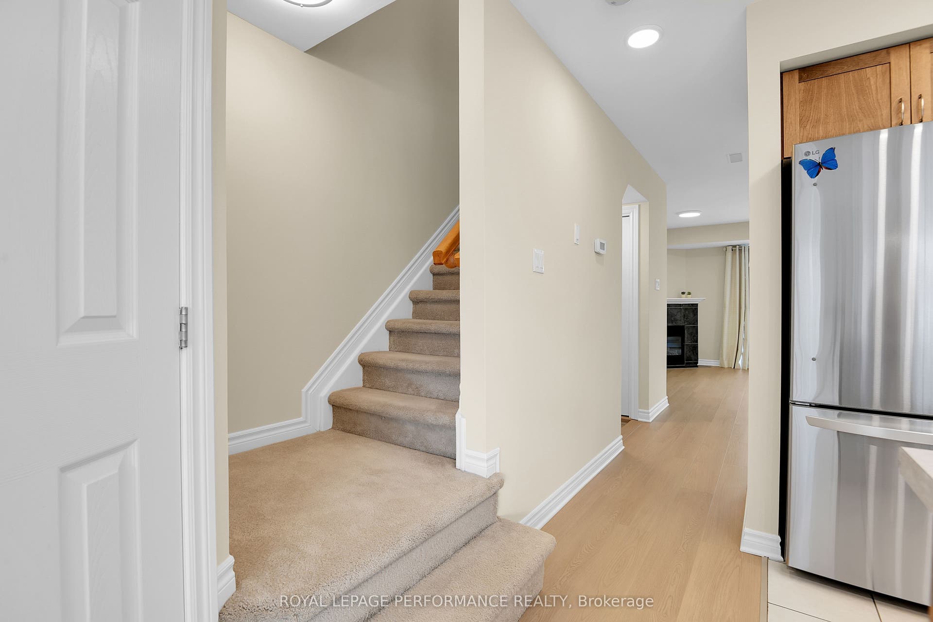 64 Mayflower Private, Woodroffe, Ottawa ON K2B 0A2 64 Mayflower Private, Woodroffe, Ottawa ON K2B 0A2