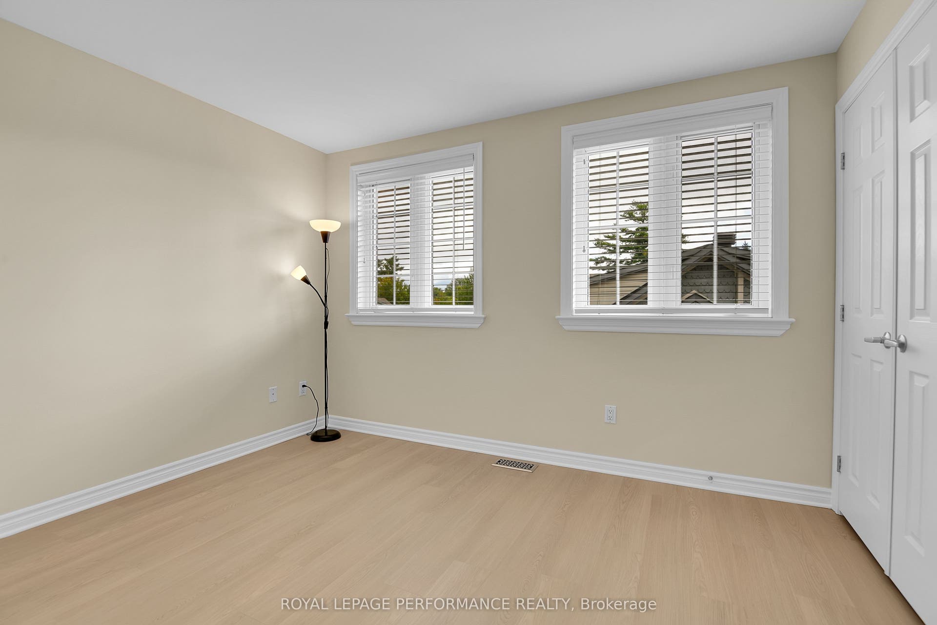 64 Mayflower Private, Woodroffe, Ottawa ON K2B 0A2 64 Mayflower Private, Woodroffe, Ottawa ON K2B 0A2
