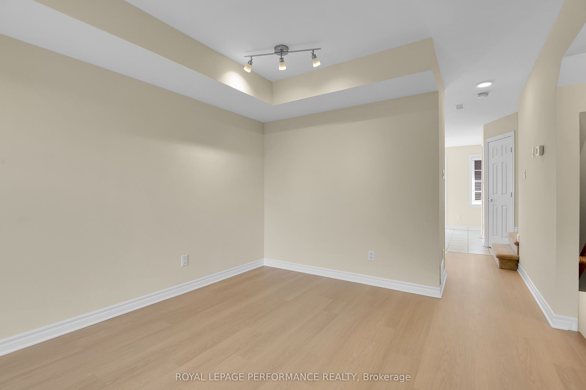 64 Mayflower Private, Woodroffe, Ottawa ON K2B 0A2 64 Mayflower Private, Woodroffe, Ottawa ON K2B 0A2