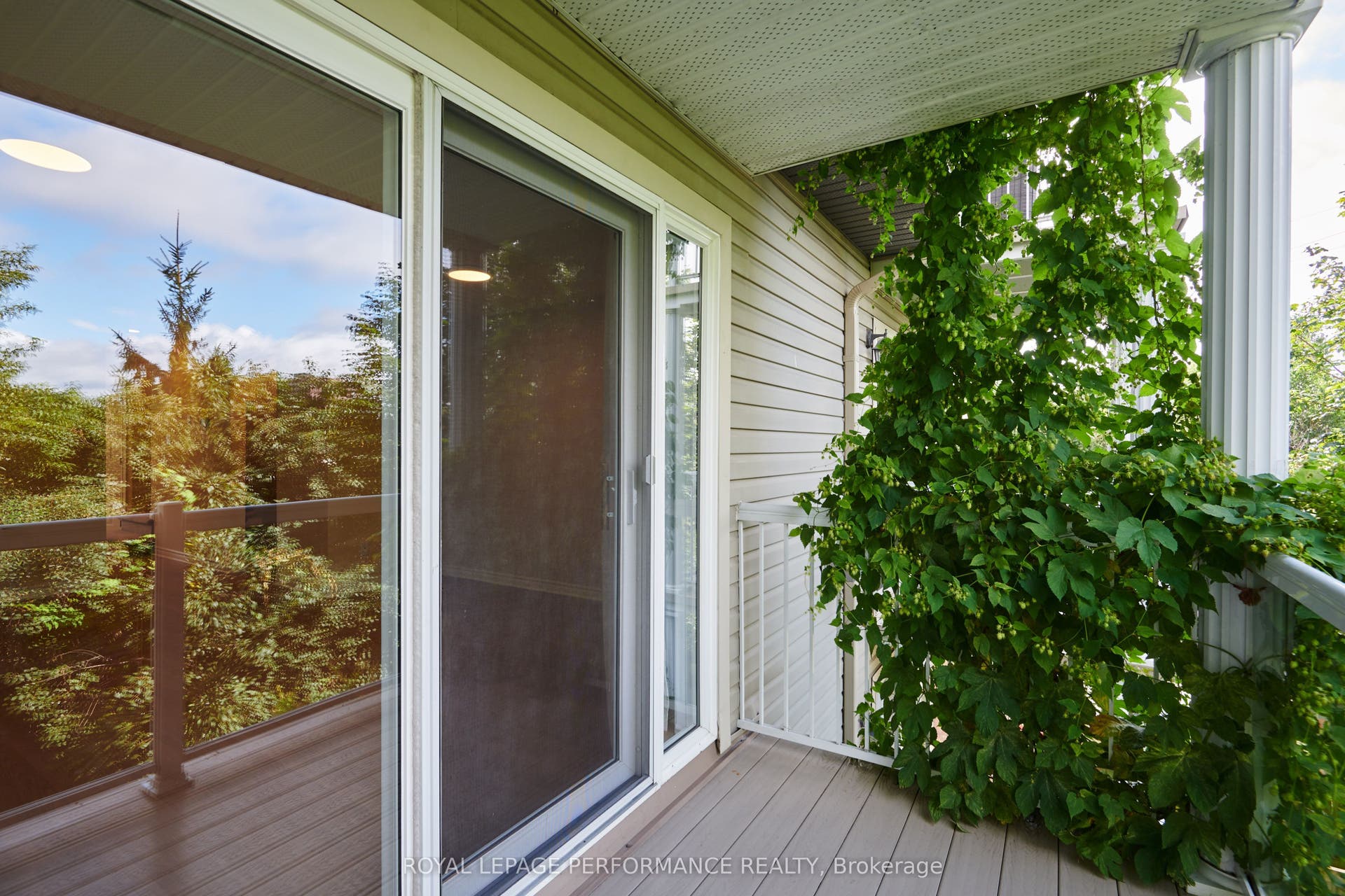 64 Mayflower Private, Woodroffe, Ottawa ON K2B 0A2 64 Mayflower Private, Woodroffe, Ottawa ON K2B 0A2