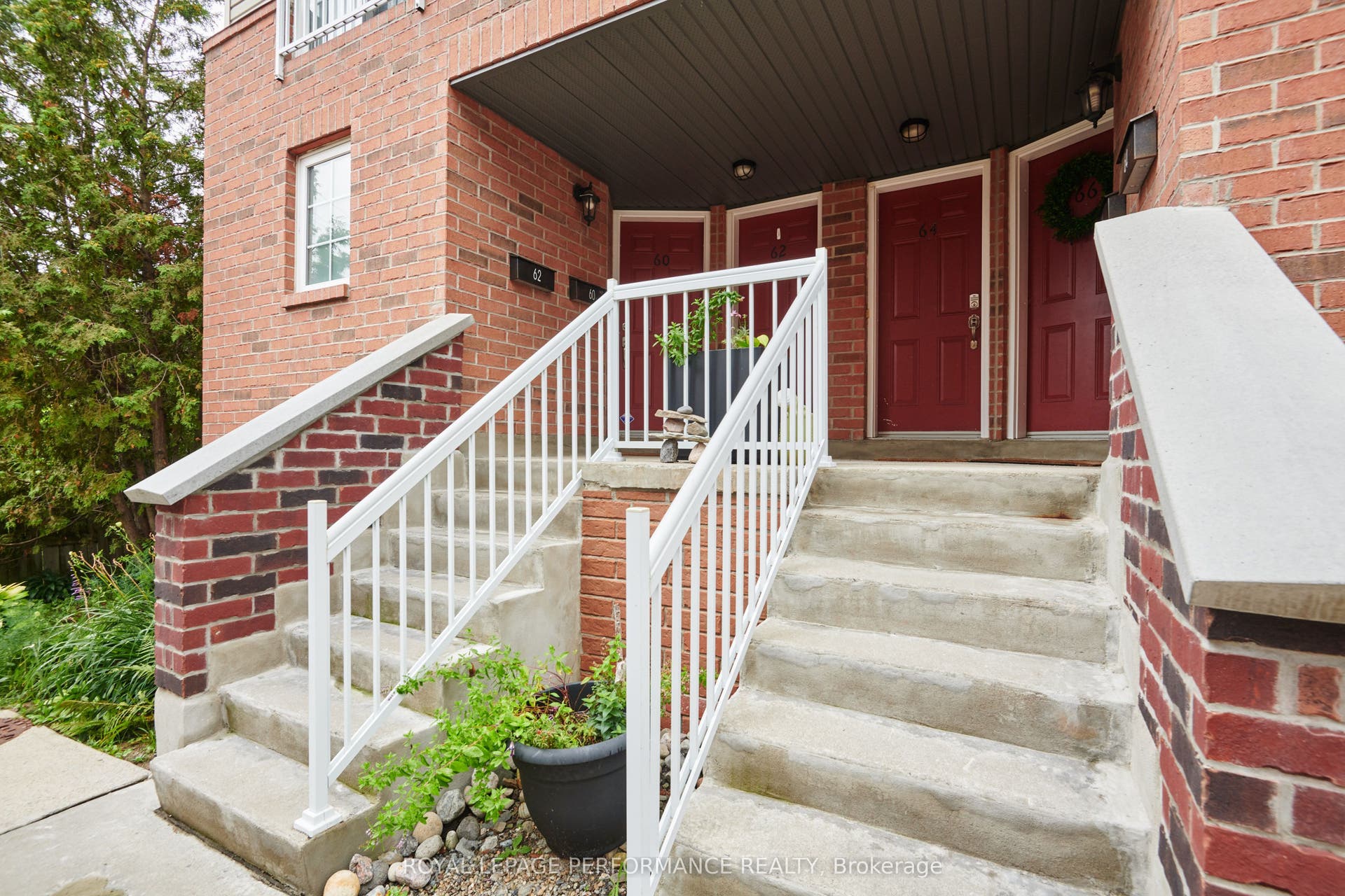 64 Mayflower Private, Woodroffe, Ottawa ON K2B 0A2 64 Mayflower Private, Woodroffe, Ottawa ON K2B 0A2