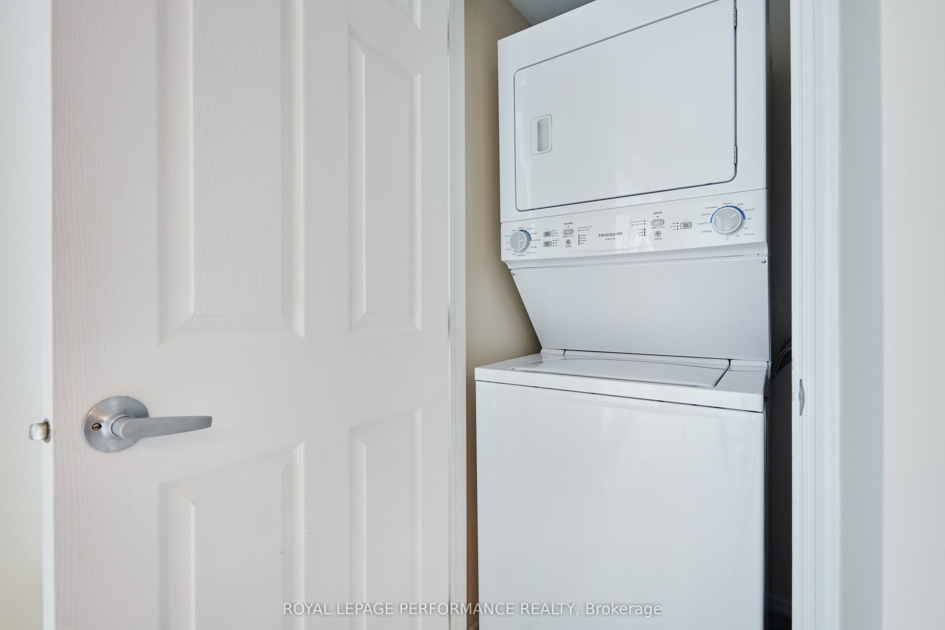 64 Mayflower Private, Woodroffe, Ottawa ON K2B 0A2 64 Mayflower Private, Woodroffe, Ottawa ON K2B 0A2