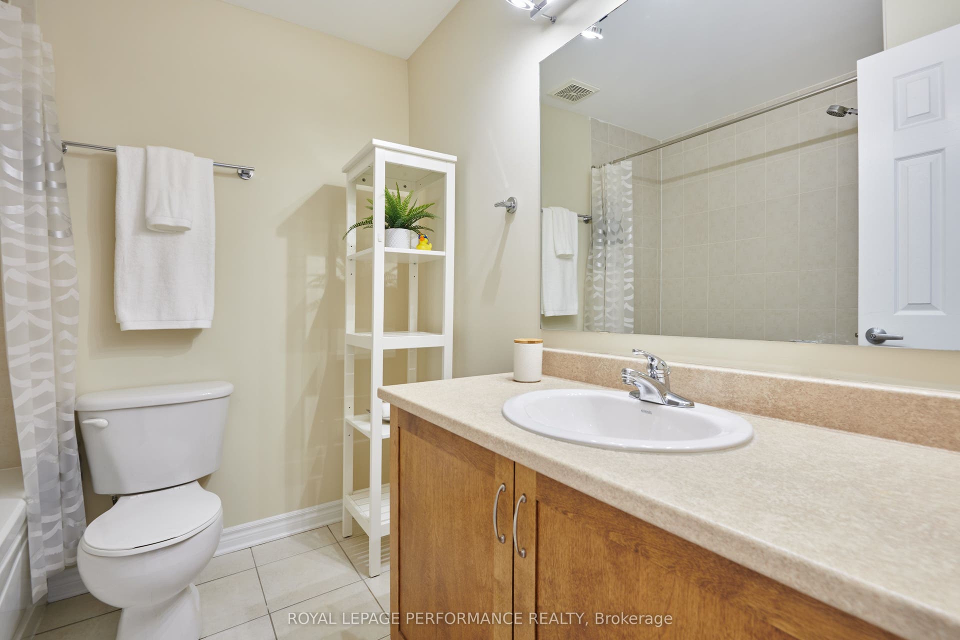 64 Mayflower Private, Woodroffe, Ottawa ON K2B 0A2 64 Mayflower Private, Woodroffe, Ottawa ON K2B 0A2