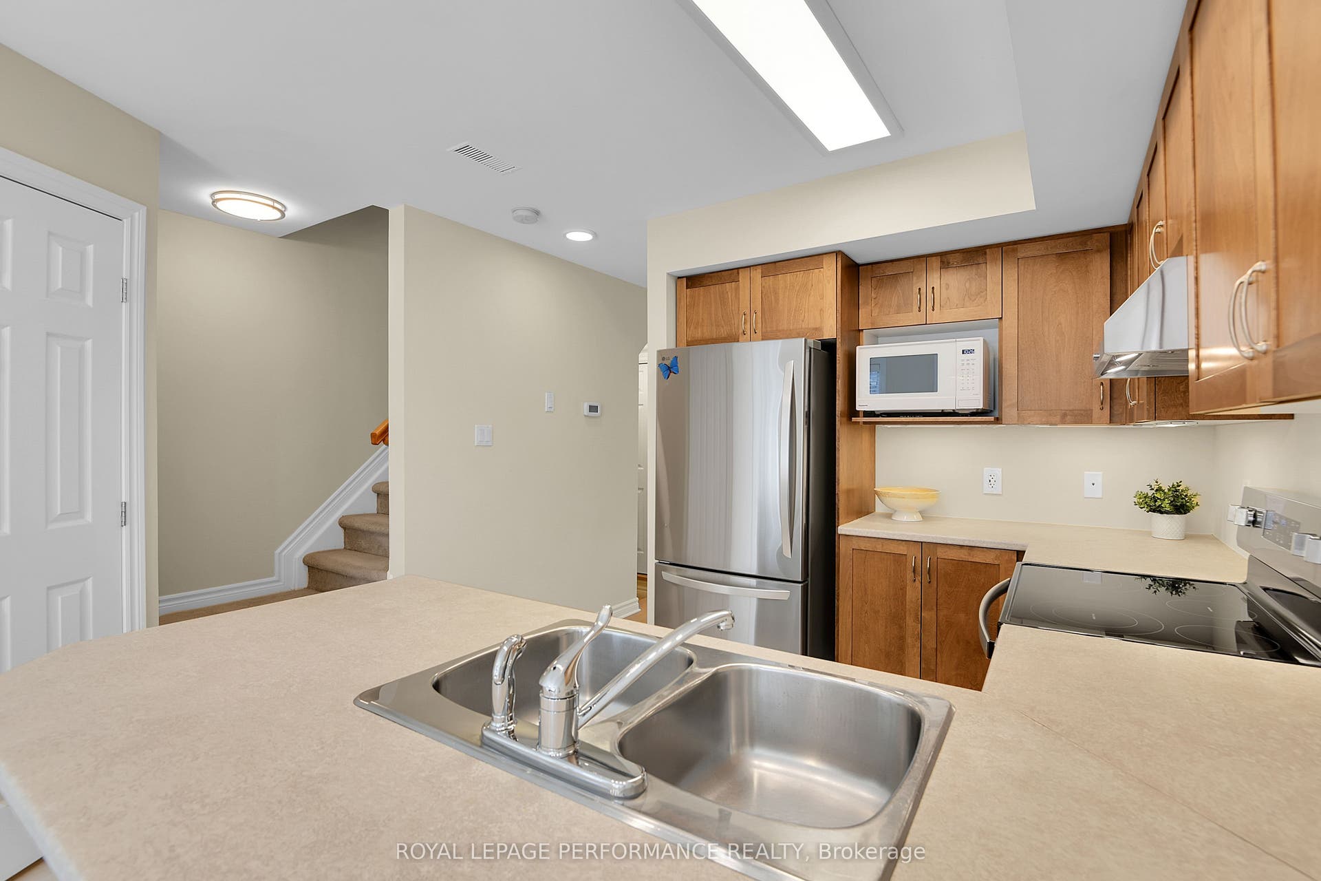 64 Mayflower Private, Woodroffe, Ottawa ON K2B 0A2 64 Mayflower Private, Woodroffe, Ottawa ON K2B 0A2