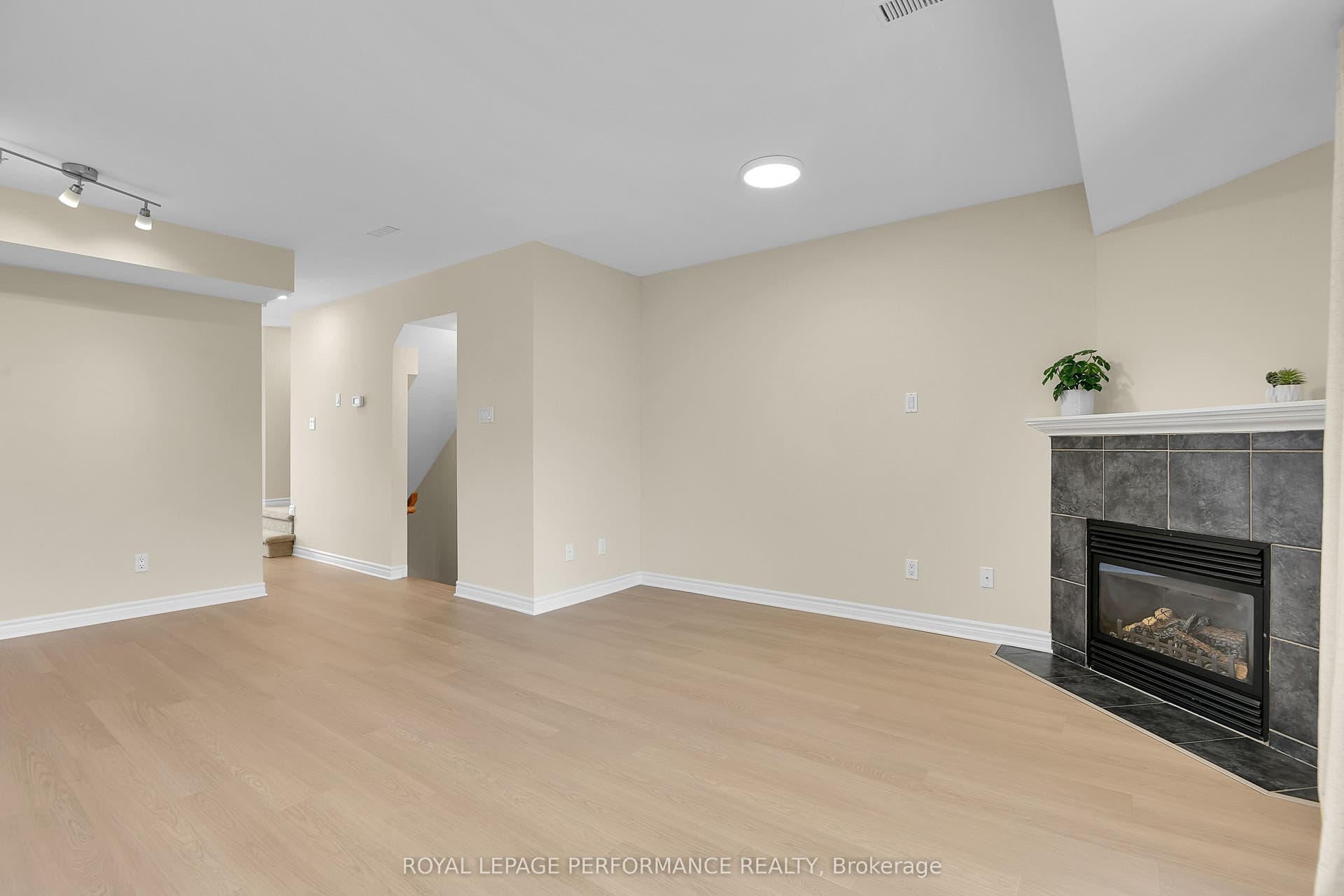 64 Mayflower Private, Woodroffe, Ottawa ON K2B 0A2 64 Mayflower Private, Woodroffe, Ottawa ON K2B 0A2