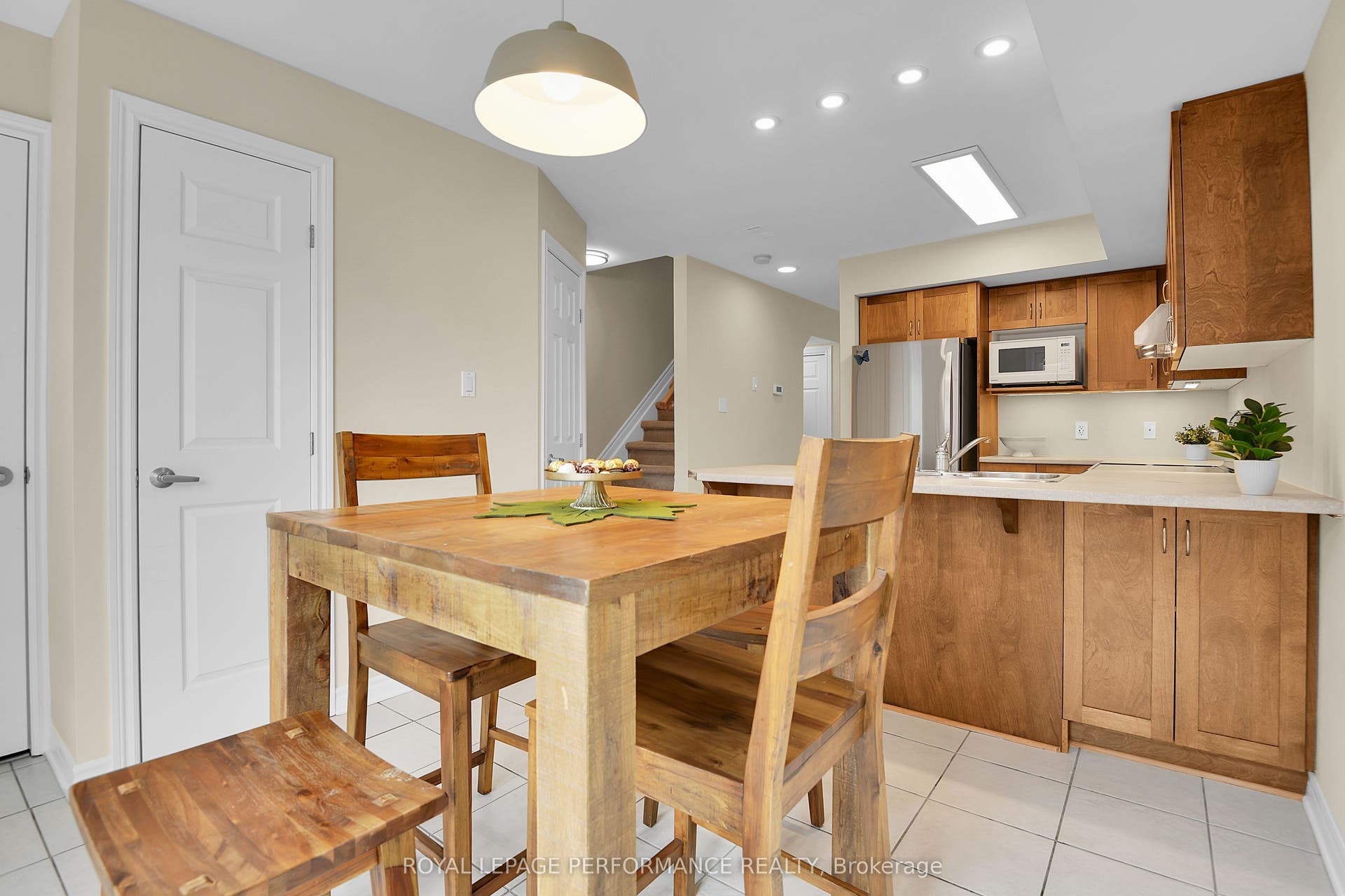 64 Mayflower Private, Woodroffe, Ottawa ON K2B 0A2 64 Mayflower Private, Woodroffe, Ottawa ON K2B 0A2