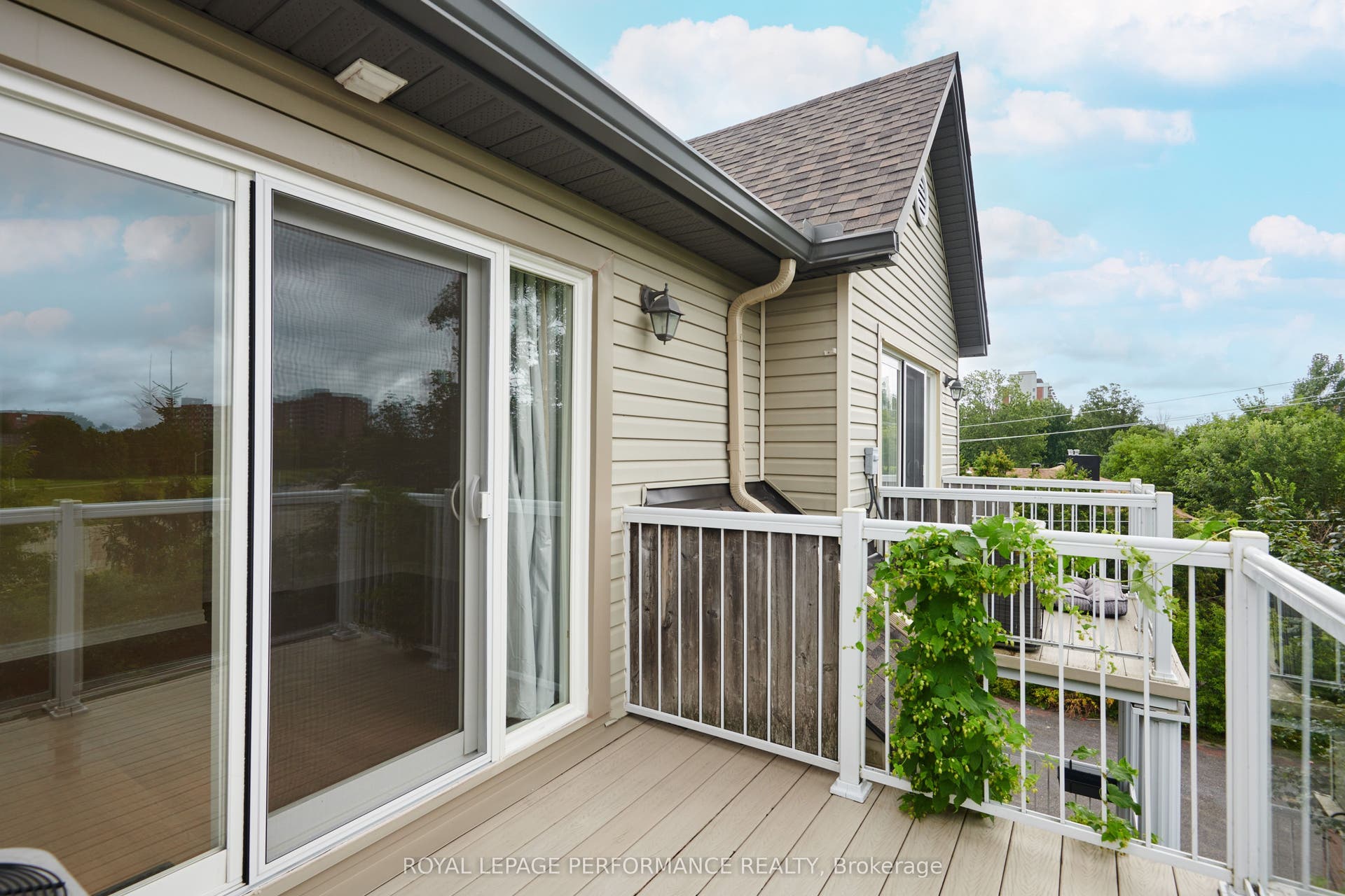 64 Mayflower Private, Woodroffe, Ottawa ON K2B 0A2 64 Mayflower Private, Woodroffe, Ottawa ON K2B 0A2
