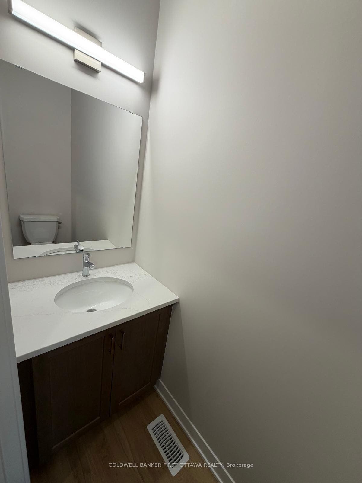 330 Stargrass Private, Barrhaven, Ottawa ON K2J 6R8 Main floor powder room