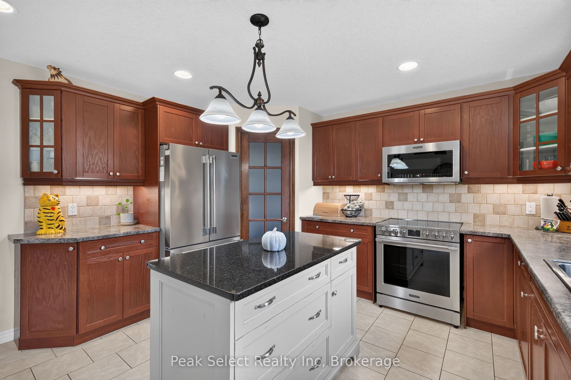 88 Saxonville Court, Strathroy-Caradoc, Middlesex ON N7G 4M1