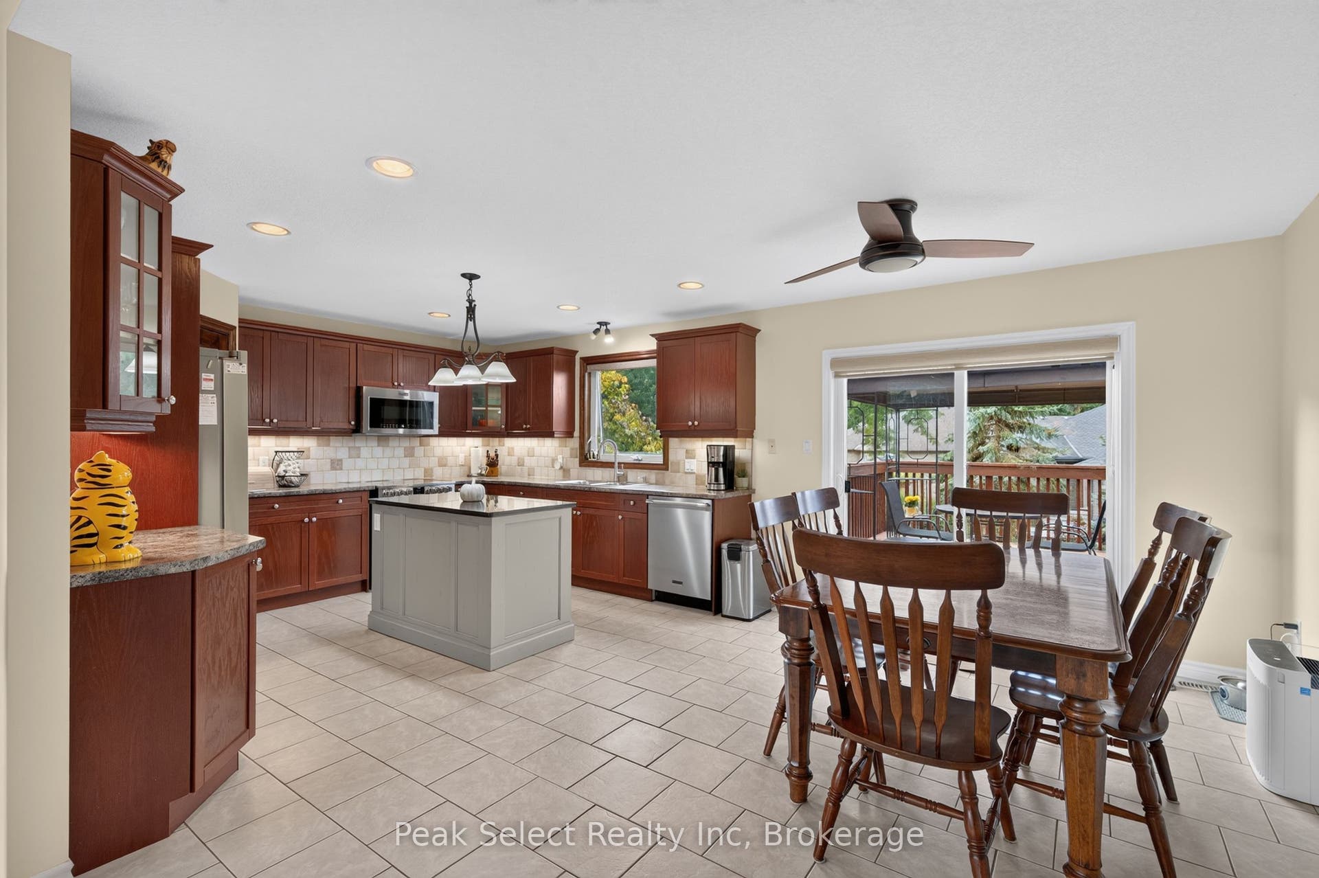88 Saxonville Court, Strathroy-Caradoc, Middlesex ON N7G 4M1