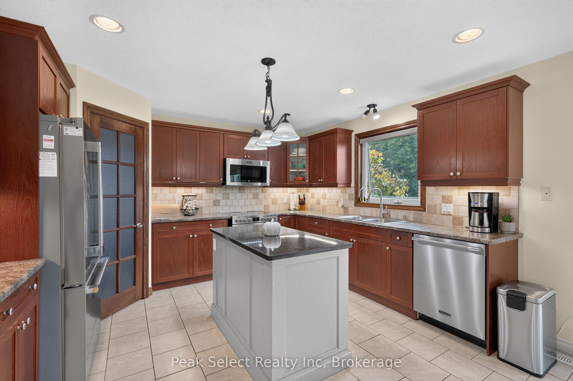 88 Saxonville Court, Strathroy-Caradoc, Middlesex ON N7G 4M1