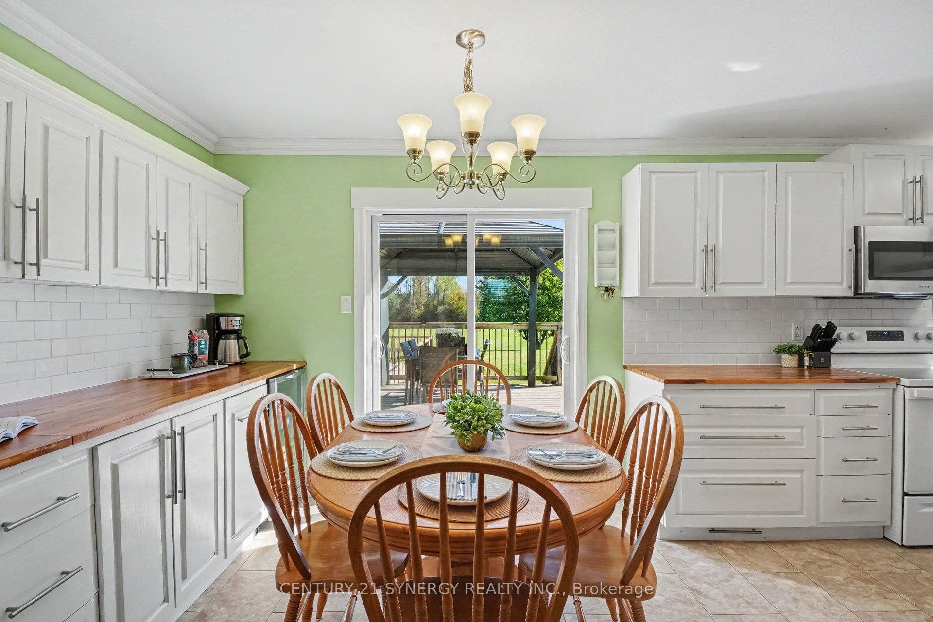 Eat-In Kitchen