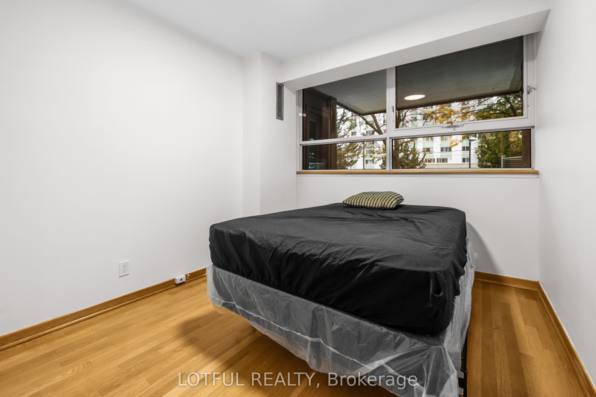 555 Brittany Drive, #104, Manor Park - Cardinal Glen And Area, Ottawa ON K1K 4C5 555 Brittany Drive, #104, Manor Park - Cardinal Glen And Area, Ottawa ON K1K 4C5