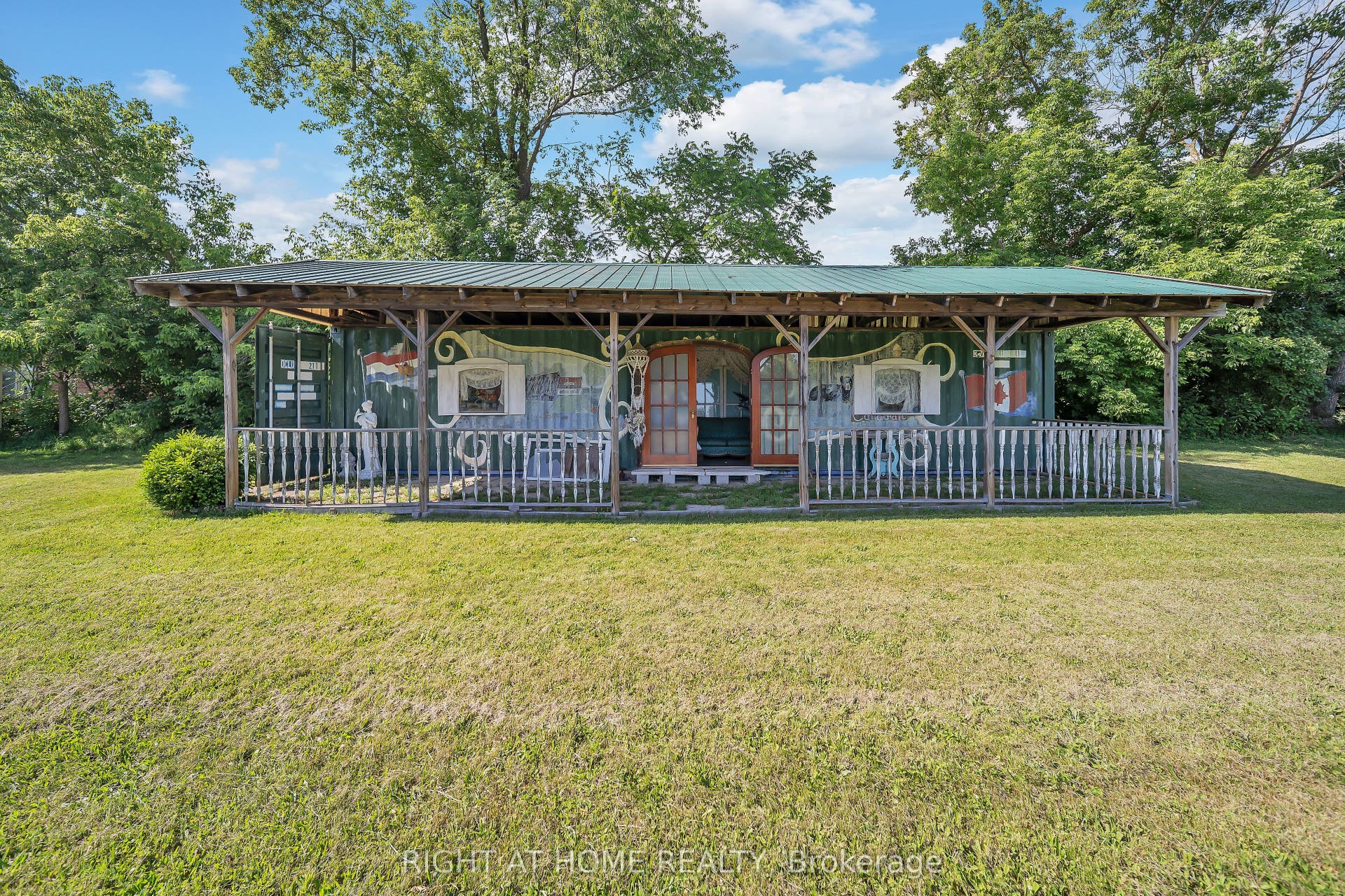 40 Ft Shipping Container/Artist's Studio w/ Hydro