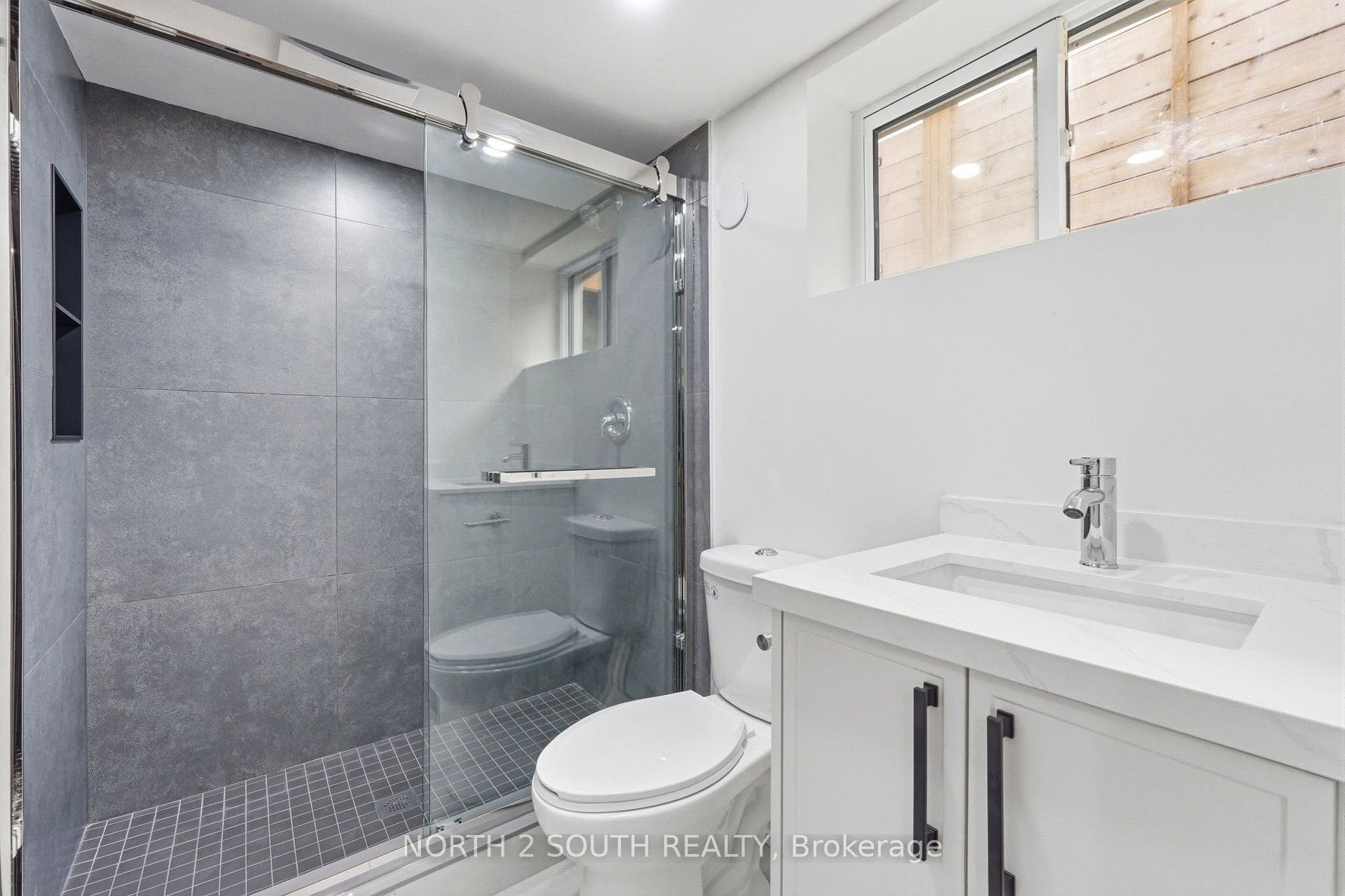 63 Chester Road, Hamilton, Hamilton ON L8E 1Y1