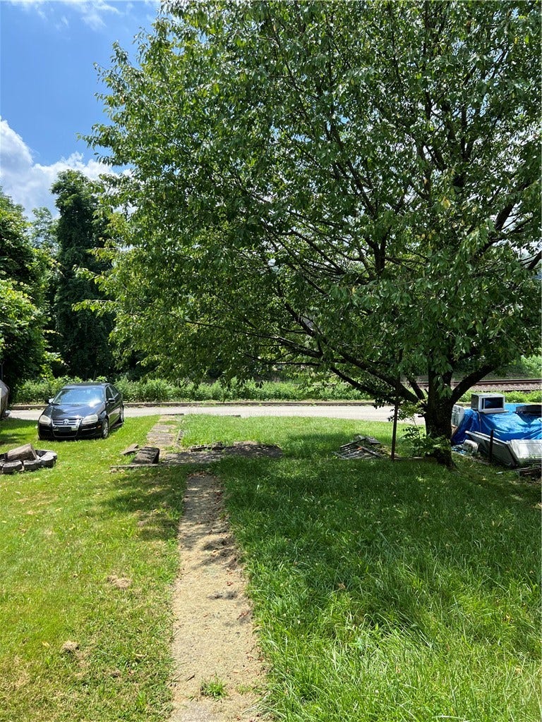 1008 1/2 Gaskill Ave, Jeannette, PA 15644
