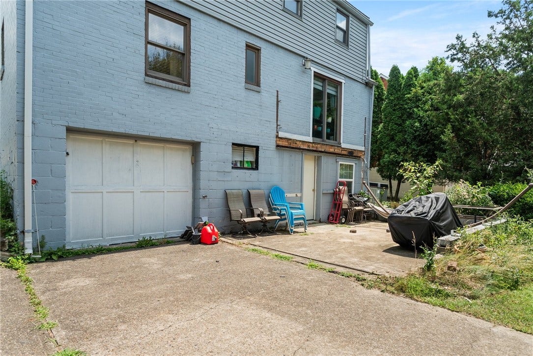 3083 Aljean Dr, Bethel Park, PA 15102