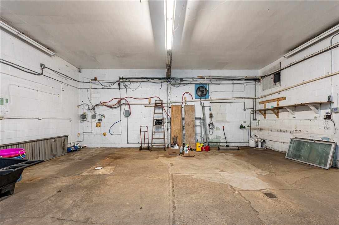 305 Division St, Jeannette, PA 15644
