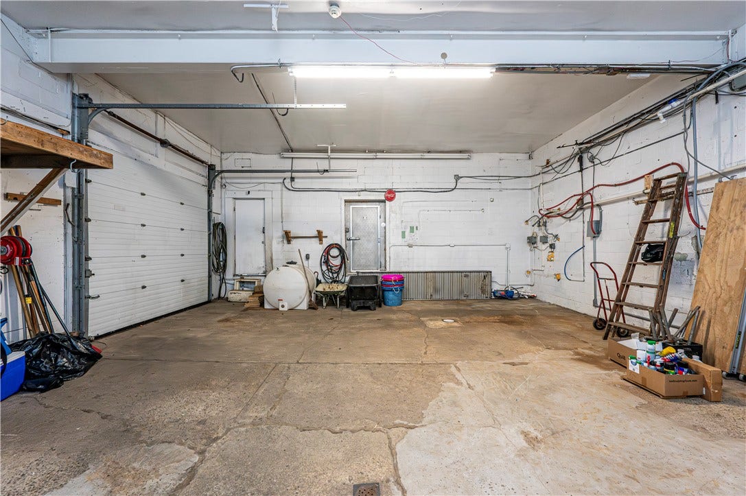 305 Division St, Jeannette, PA 15644
