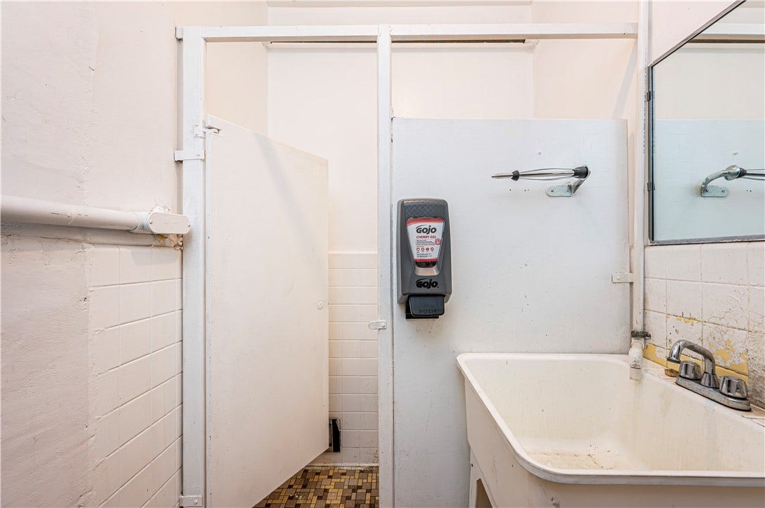 305 Division St, Jeannette, PA 15644