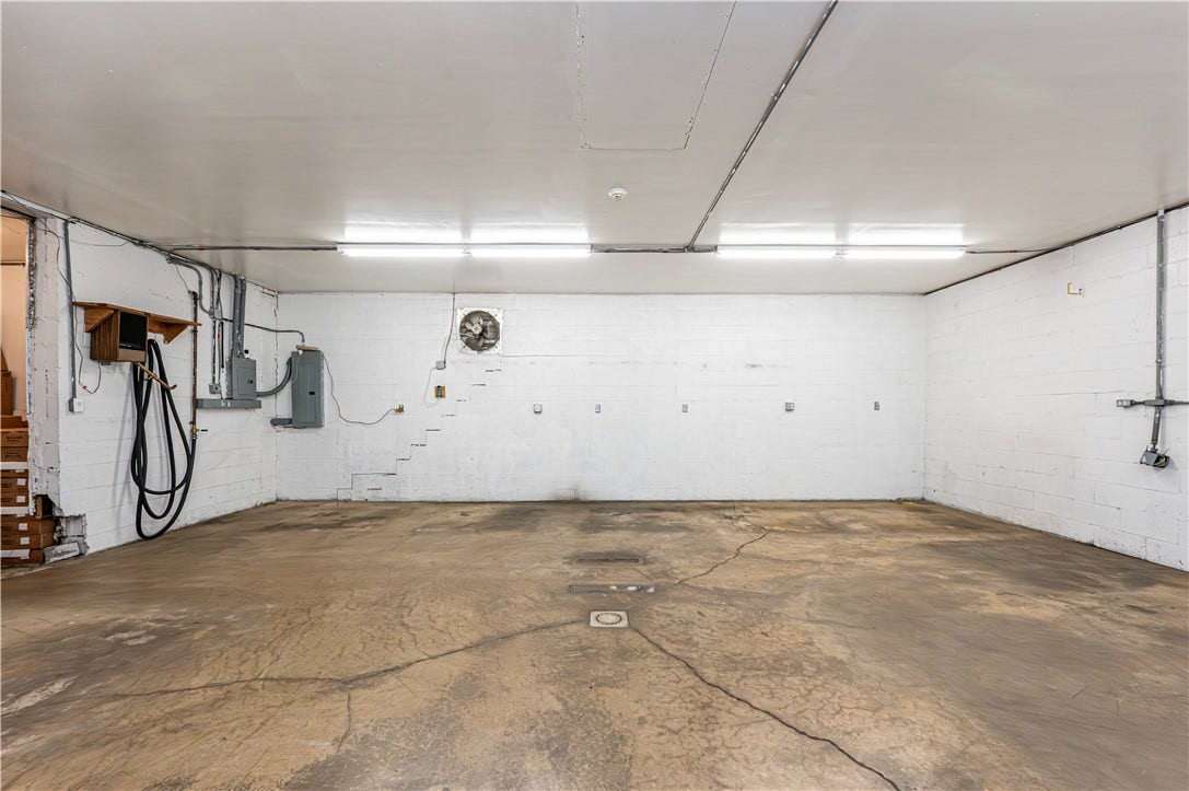 305 Division St, Jeannette, PA 15644