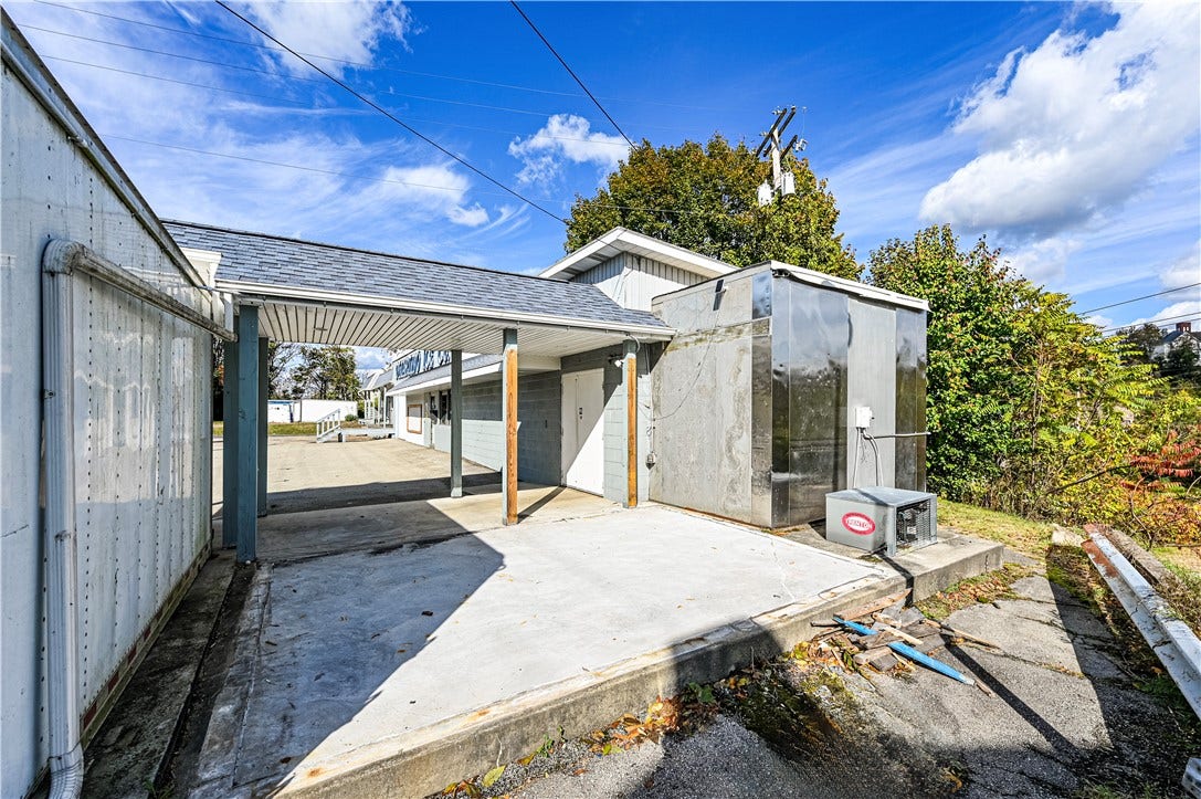305 Division St, Jeannette, PA 15644