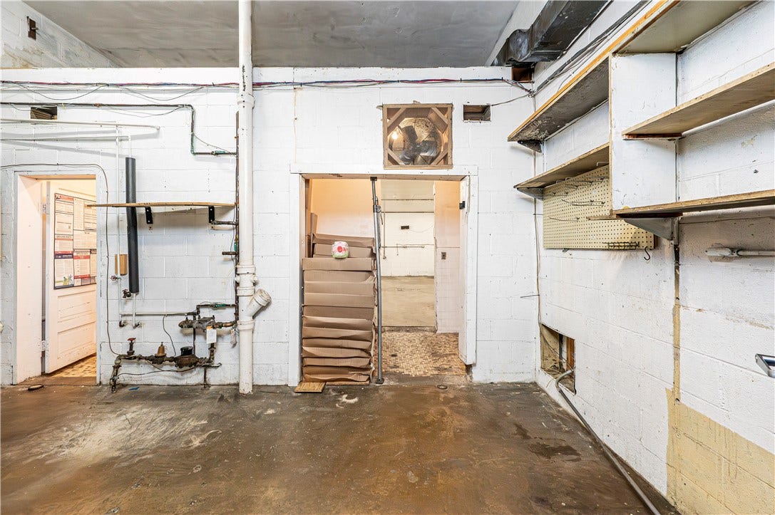 305 Division St, Jeannette, PA 15644
