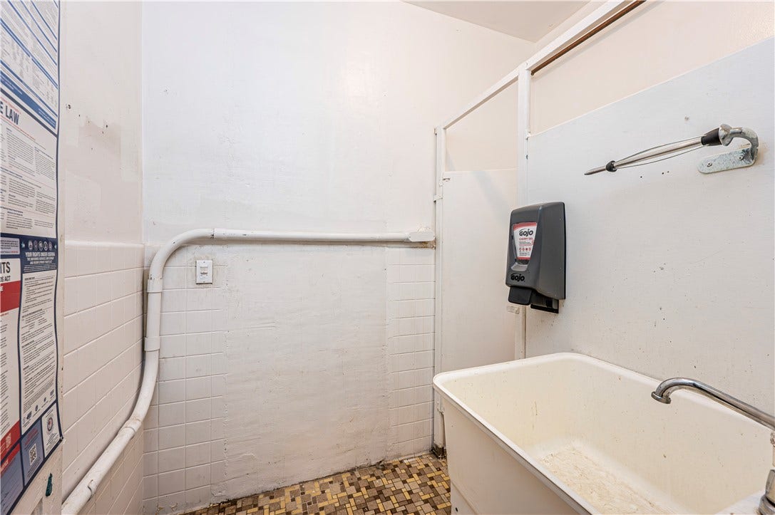 305 Division St, Jeannette, PA 15644