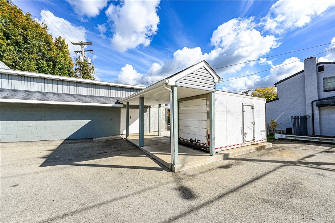 305 Division St, Jeannette, PA 15644