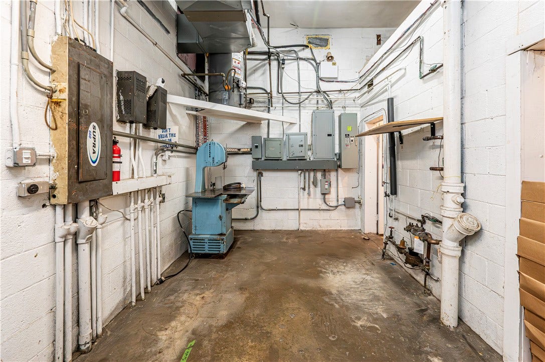 305 Division St, Jeannette, PA 15644