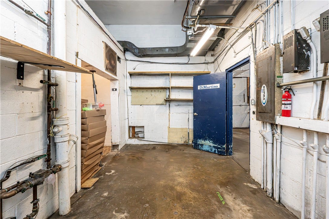305 Division St, Jeannette, PA 15644