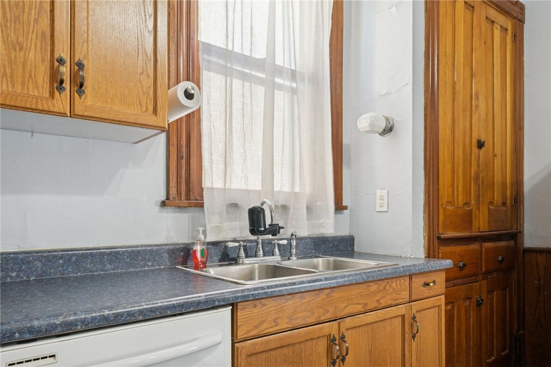 120 N 1st St, Jeannette, PA 15644