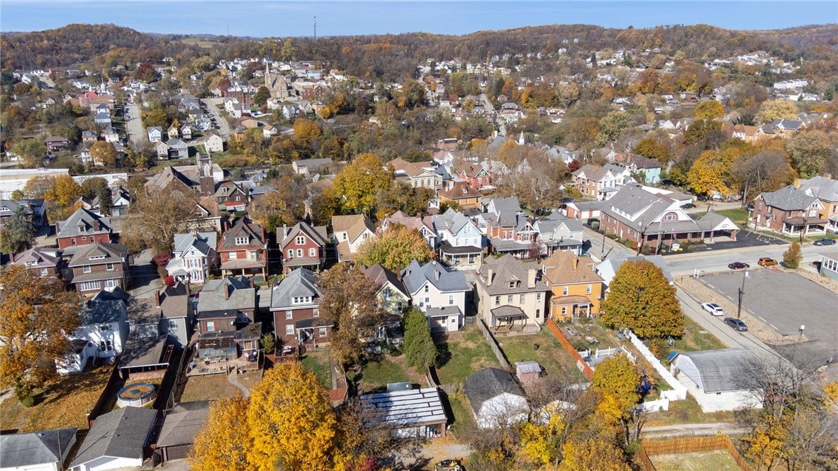 120 N 1st St, Jeannette, PA 15644