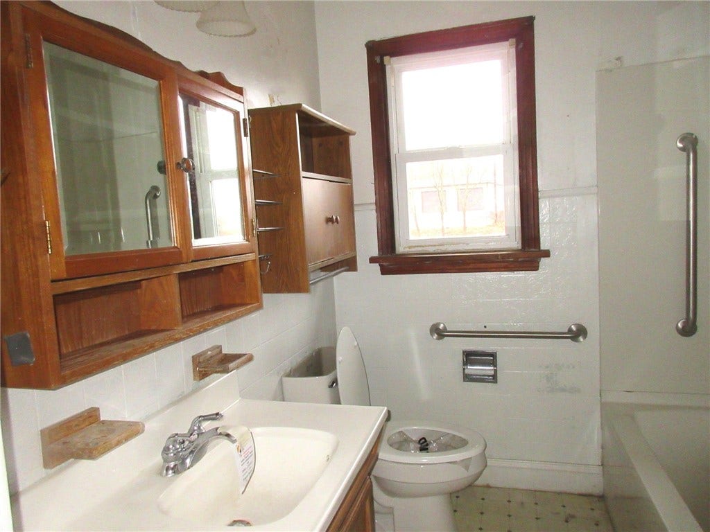 1684 E Maiden St, Washington, PA 15301