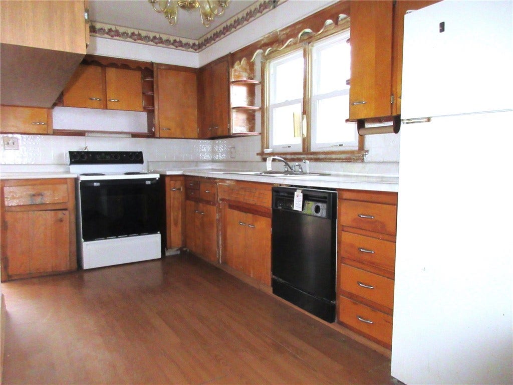 1684 E Maiden St, Washington, PA 15301