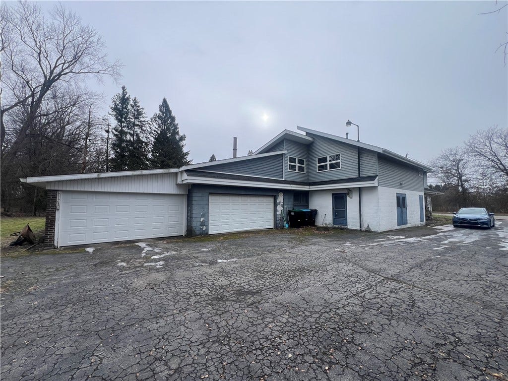 129 S Buhl Farm Drive, Hermitage, PA 16148