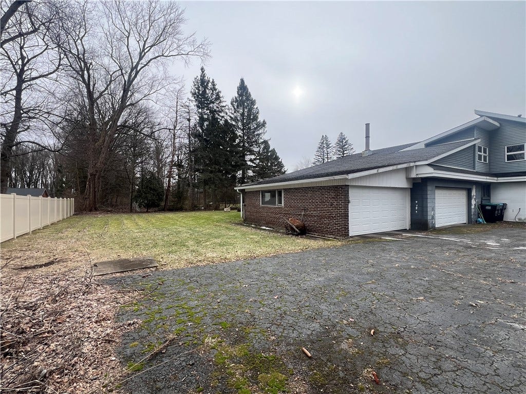 129 S Buhl Farm Drive, Hermitage, PA 16148