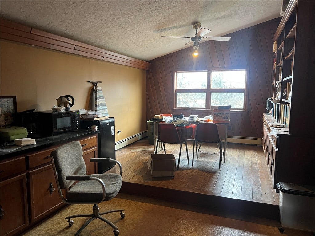 129 S Buhl Farm Drive, Hermitage, PA 16148