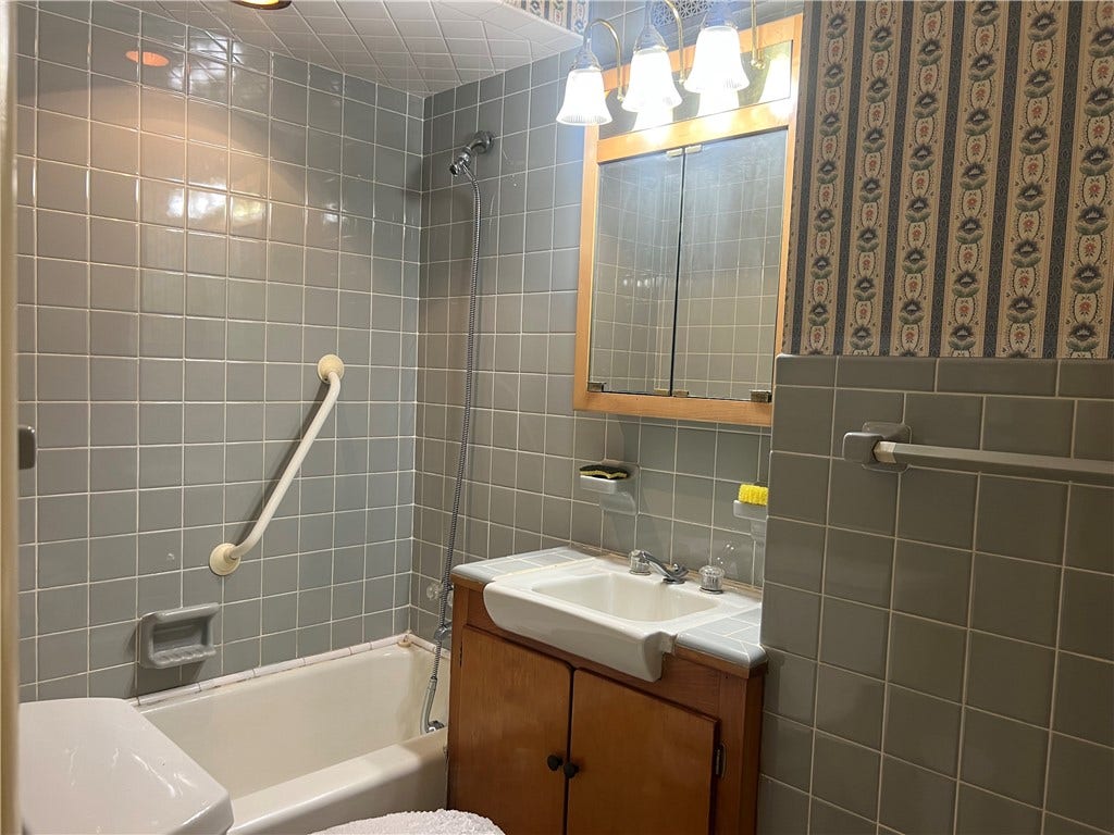 129 S Buhl Farm Drive, Hermitage, PA 16148