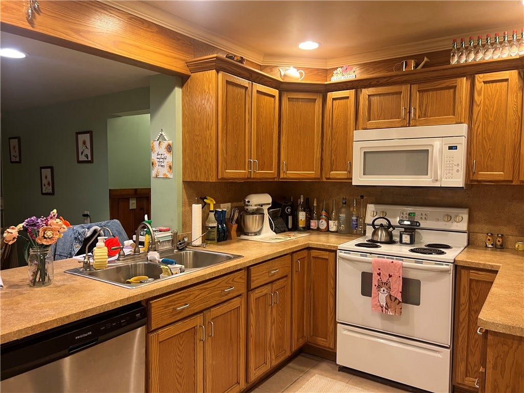 129 S Buhl Farm Drive, Hermitage, PA 16148