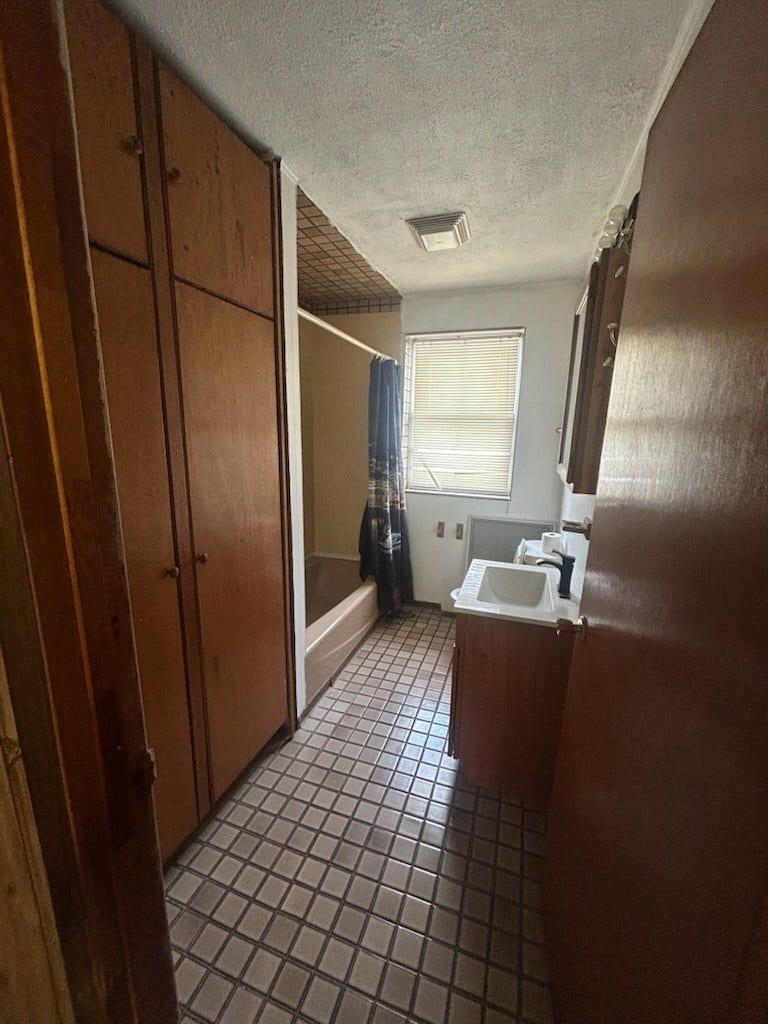 343 46th St, Lawrenceville, PA 15201 Full Bath
