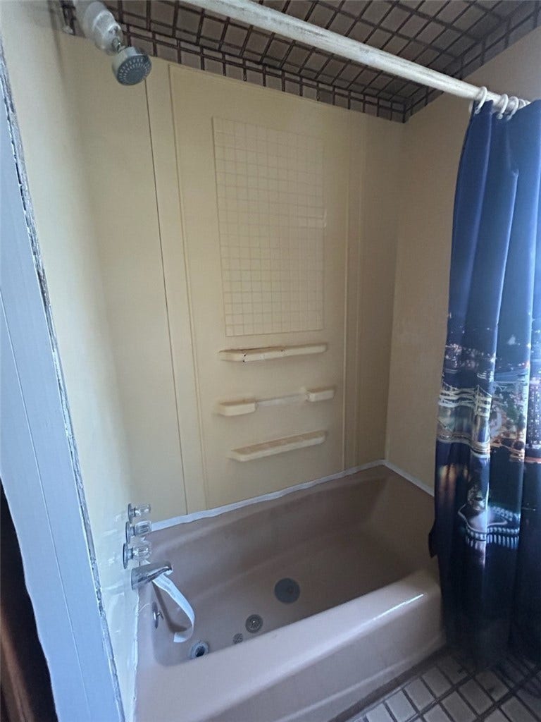 343 46th St, Lawrenceville, PA 15201 Full Bath with Tub