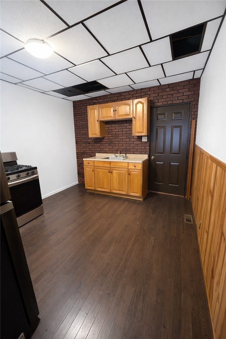 343 46th St, Lawrenceville, PA 15201 kitchen
