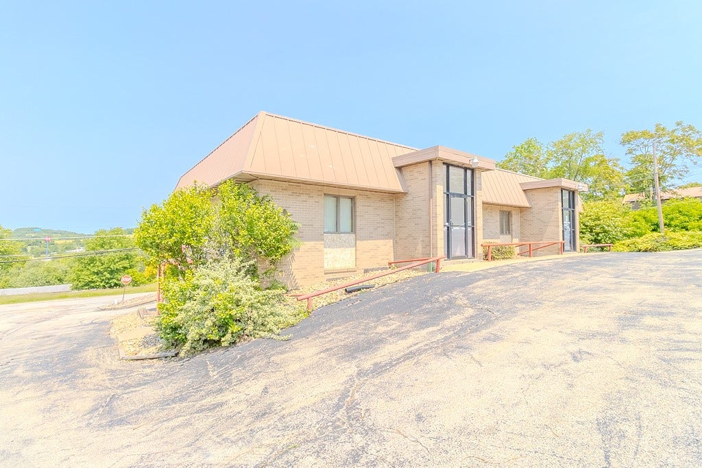 1027 W Main St, Mount Pleasant, PA 15666