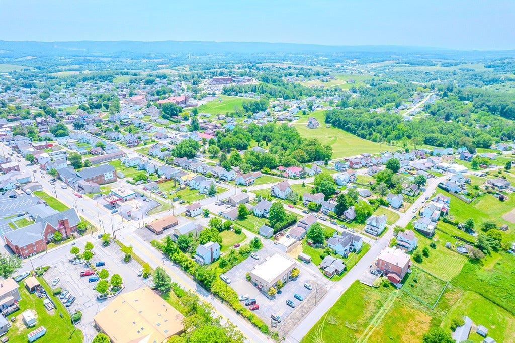 1027 W Main St, Mount Pleasant, PA 15666