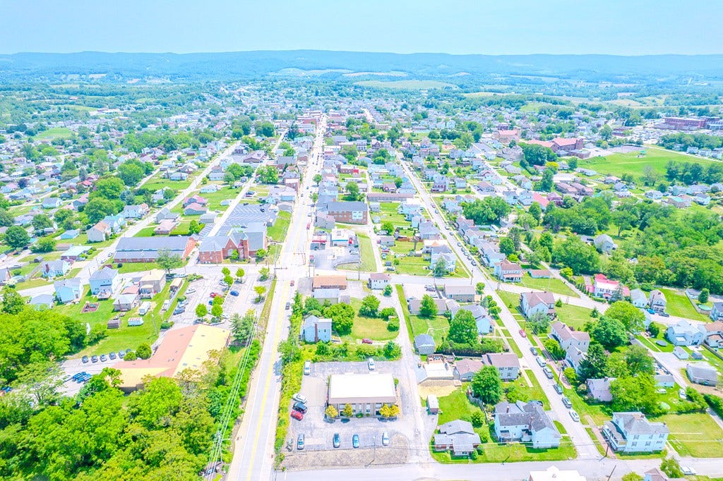 1027 W Main St, Mount Pleasant, PA 15666